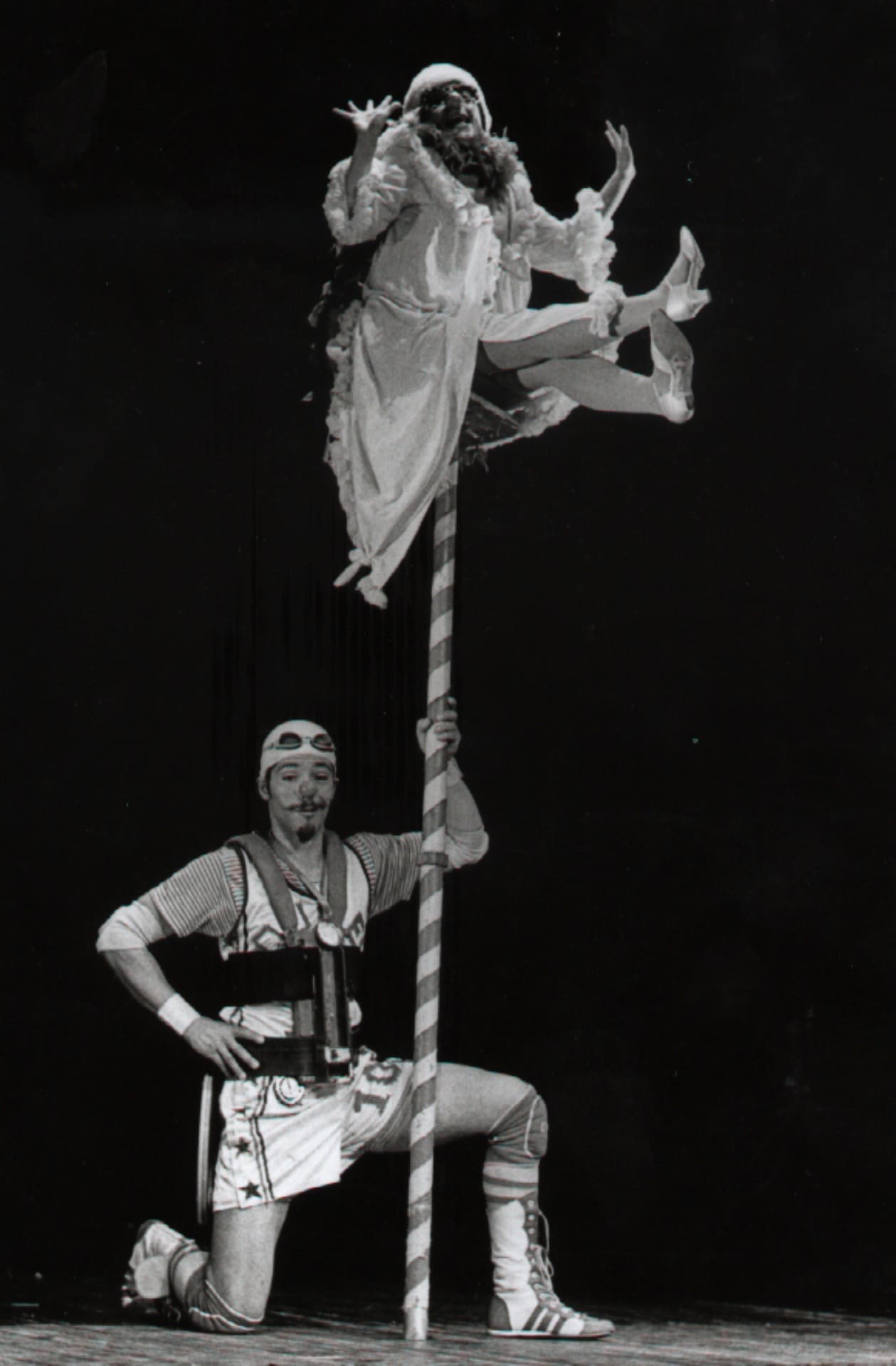 percha7 año 2001 Streptease en las alturas. Compañía Penélope y Aquiles.